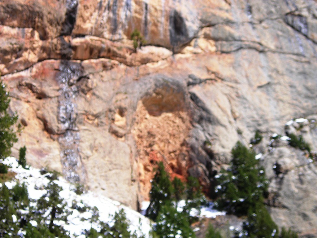 Замурованная пещера на горячих источниках на Памиро-Алае