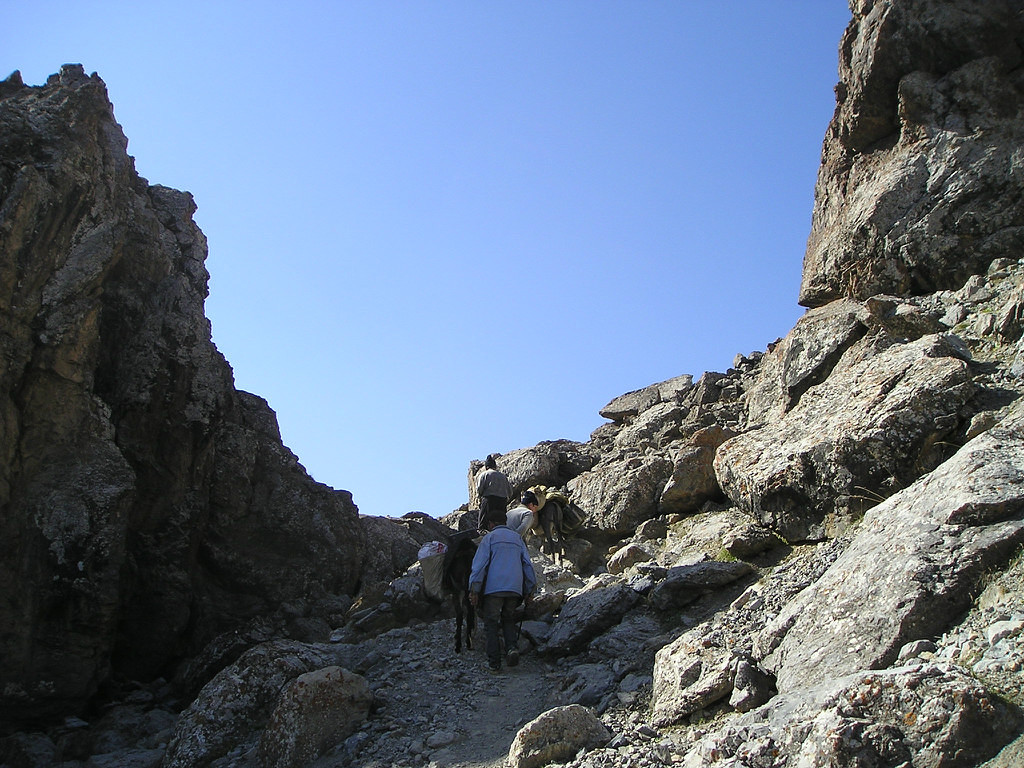 Перевал "Каменные ворота" в ущелье Аллаудин (Галлудин), Хайдаркан, Памиро-Алай.