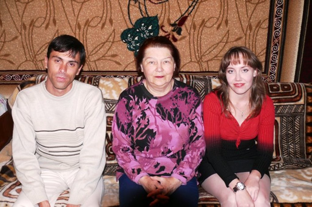 Слева - Аюбов Артем, по середине Ищенко Светлана Иосифовна, и справа Катерина (невеста Артема).