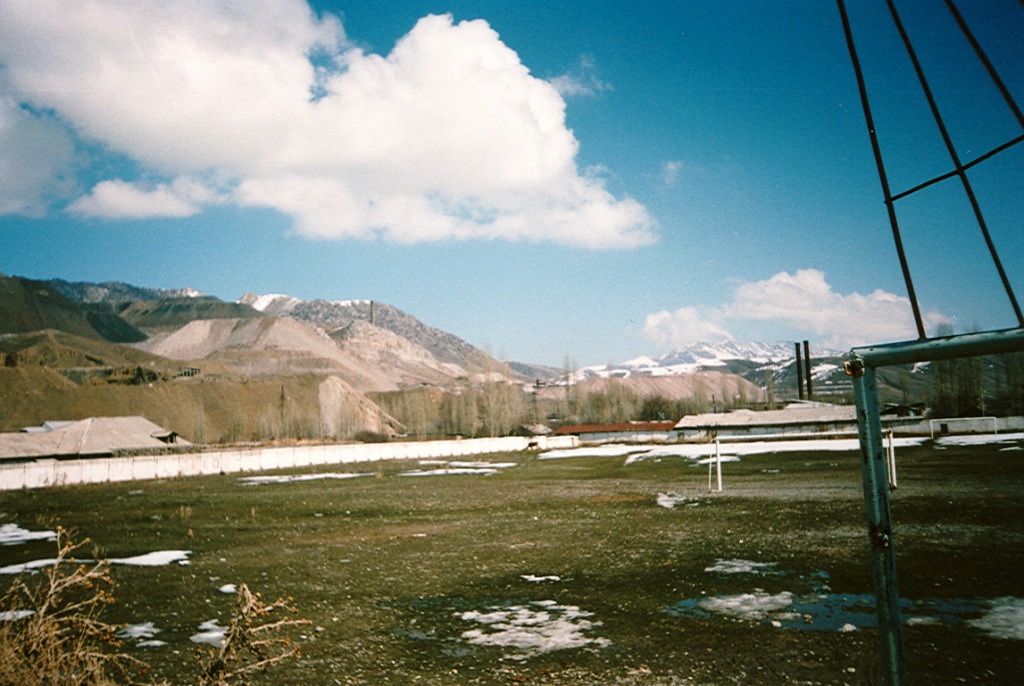 Футбольное поле Хайдарканского стадиона, весна 2007 года