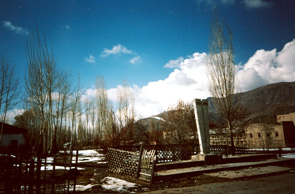 Заброшенный памятник участникам ВОВ, Хайдаркан, 2007 год