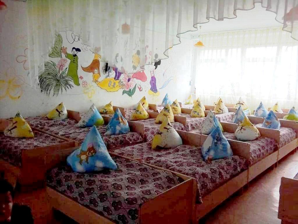 Спальня в детском саду "Солнышко".
