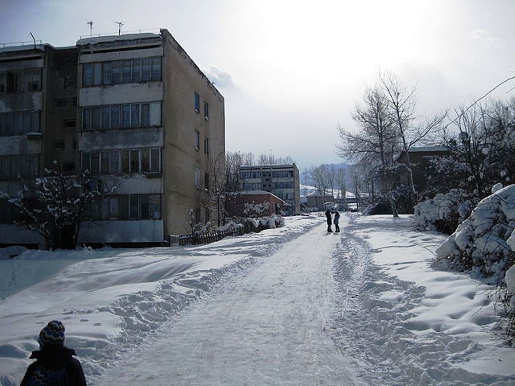 Хайдаркан, заснеженная дорога к школе